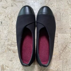 Munro Plum Black Stretch Fabric Flat Slip On Size 7.5 M